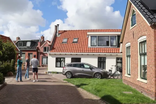 Oprit van klinkers in visgraatverband tussen woningen, oprit aanleggen in Amsterdam