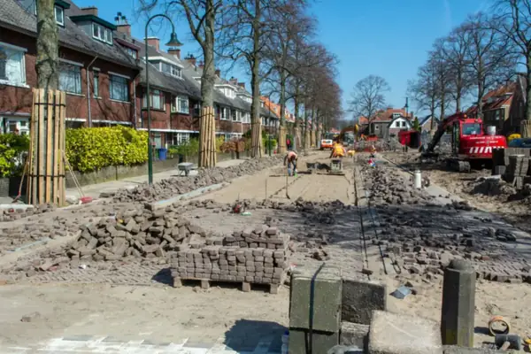 Opgenomen klinkers op pallets boven een nieuw zandbed, bestrating ophogen in Amsterdam